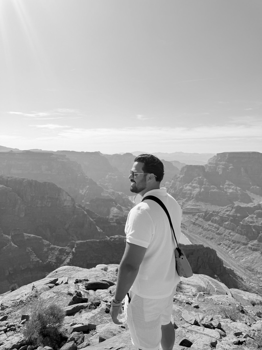 Tu origen no define tu techo. Tu decisión sí. — Dr. Bryan J. Ovalles